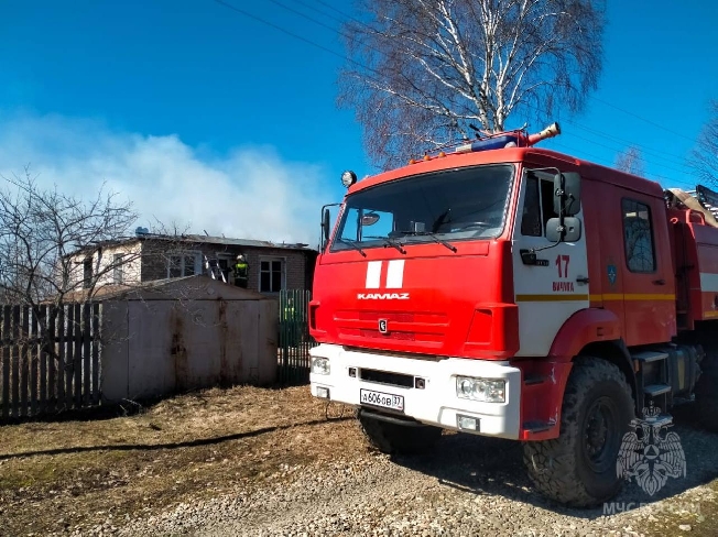 50 жильцов эвакуировали из-за горящей квартиры в доме в Ивановской области