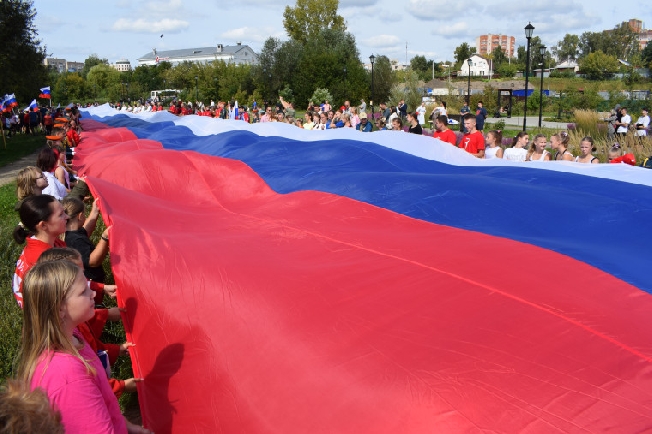 На набережной Уводи в Иванове развернули 100-метровый триколор