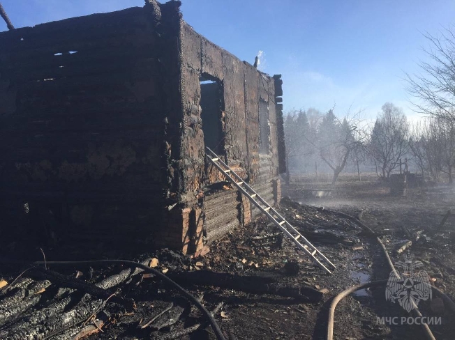 В Ивановской области хозяина сгоревшего дома увезли в реанимацию с жуткими ожогами