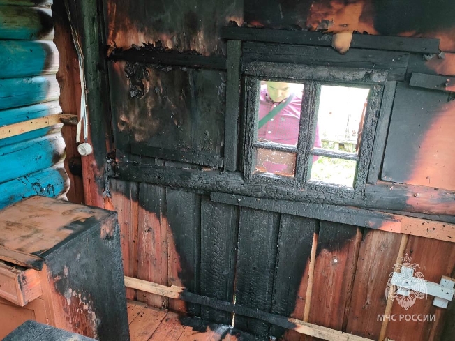 Дом с находящейся внутри бабушкой подожгли в Ивановской области