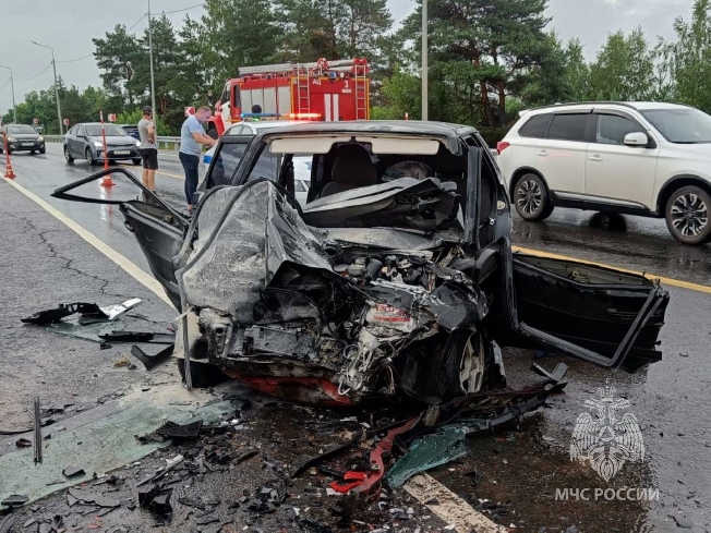 В Ивановской области после лобового столкновения двух автомобилей оказались заблокированы трое человек 