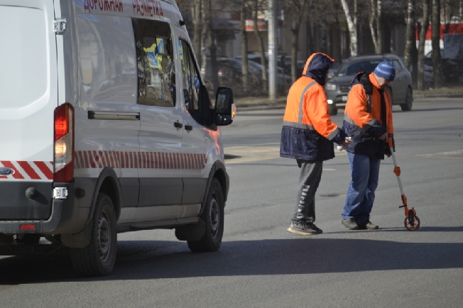 На центральную улицу Иванова начали наносить дорожную разметку
