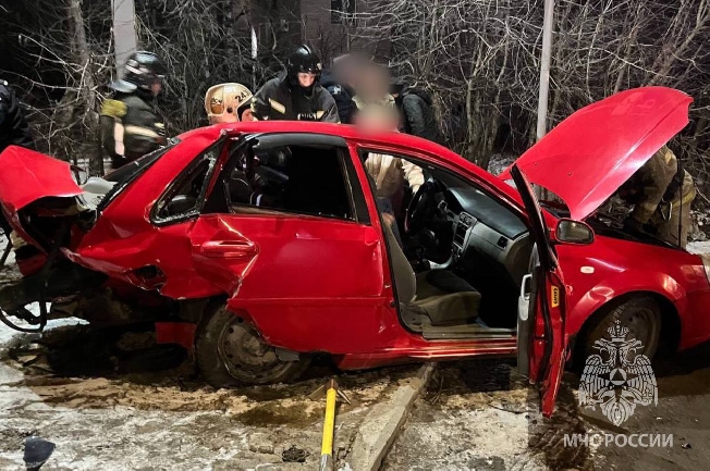 В жёстком ДТП с участием трёх авто пострадали жители Иванова