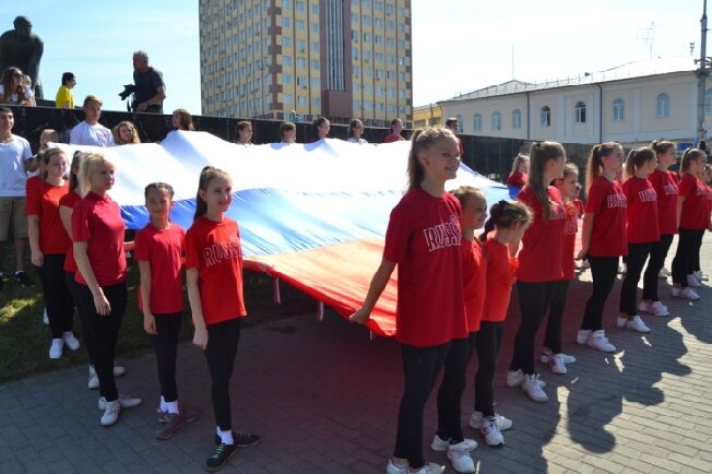 В дождливое воскресенье в Иванове отмечают День флага