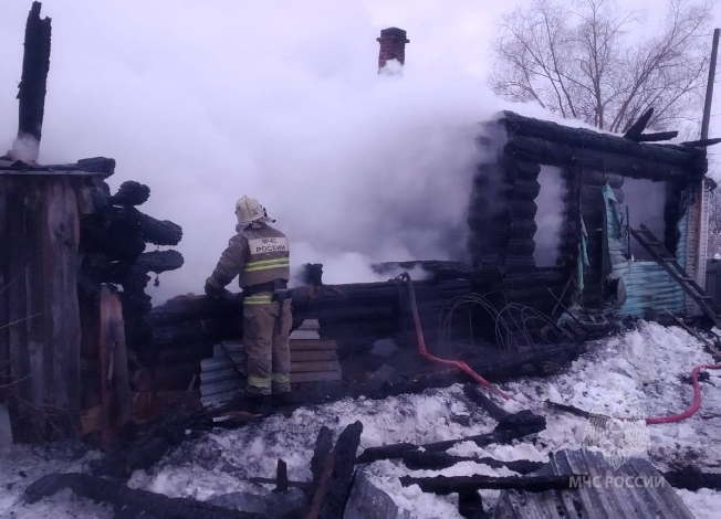 Тело мужчины вынесли из сгоревшего дома на две семьи в Ивановской области