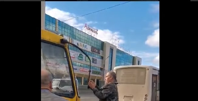 В Иванове водители автобусов устроили жёсткие разборки на остановке