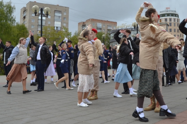 В центре Иванова 68 пар закружились в вальсе в честь Дня Победы