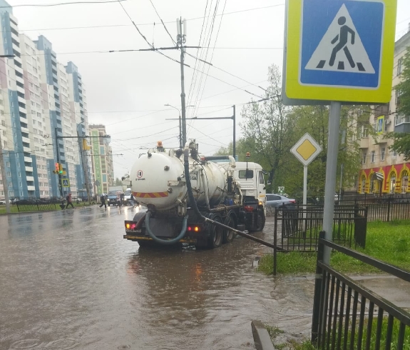 На ушедших под воду ивановских улицах работает илососная техника