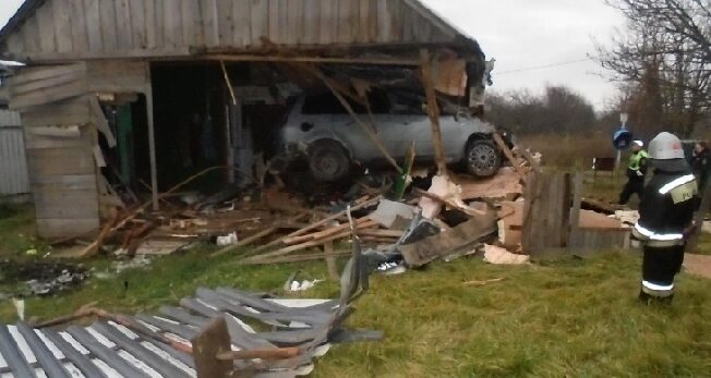 В Ивановской области автомобилист врезался в дом и разбился насмерть 