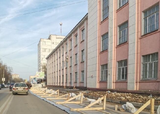  В Иванове рухнул забор около убившего студентку аварийного здания Политеха