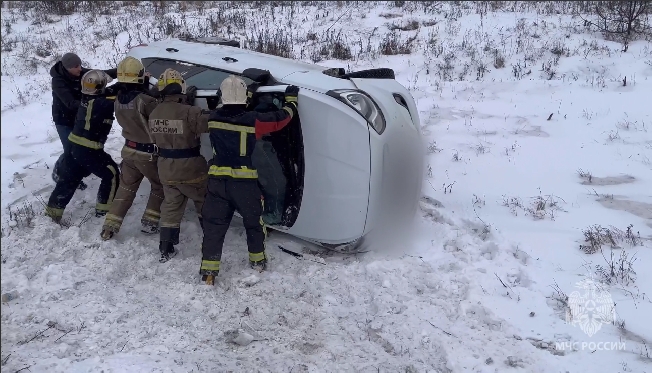 Ивановские пожарные подняли из кювета улетевший автомобиль