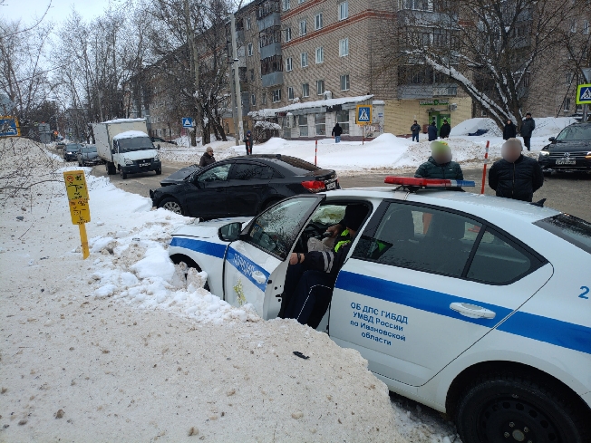 Автомобилист на Chevrolet Cruze протаранил патрульную машину ДПС в Иванове