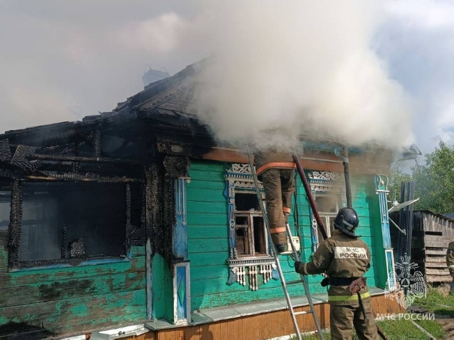 Многодетная семья с 6 детьми успела спастись из горящего дома в Ивановской области