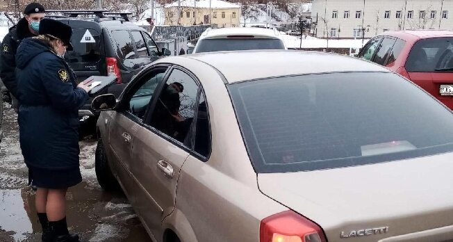 В Иванове у ТЦ «Серебряный город» арестовали 2 иномарки