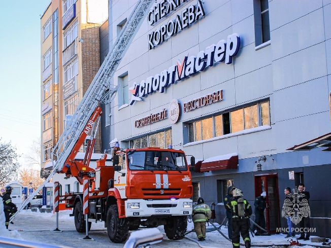 Из-за горящего ТЦ «Серебряный город» в Иванове эвакуировали 450 человек