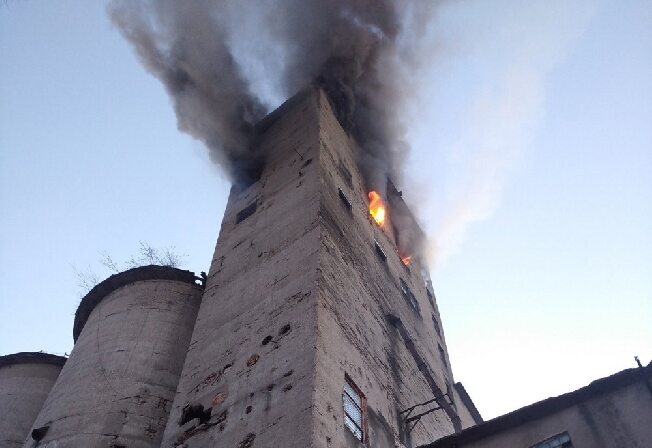 Пожар в строении зернового элеватора случился в Ивановской области