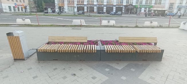 Соцсети: в Иванове на площади Ленина гниют и облезают скамейки и урны
