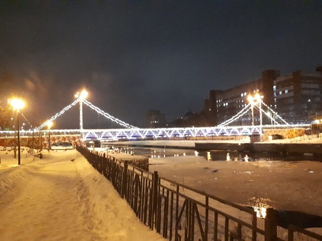Гирлянда длиной в 500 метров украсила Банный мост в Иванове