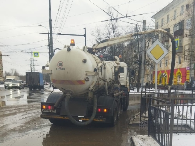 С ивановских улиц илососы откачивают воду