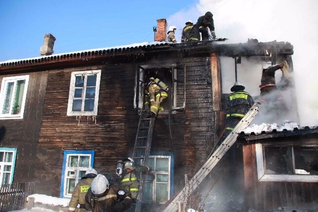 Около детской площадки в Ивановской области сгорел дом