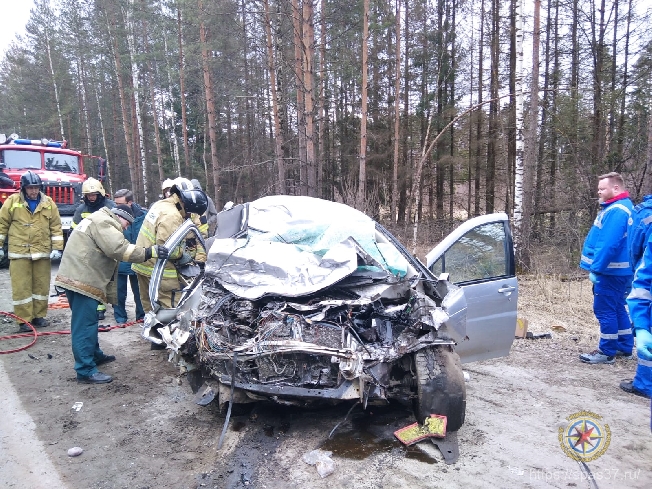 Зажатое в машине тело водителя доставали спасатели после жёсткого ДТП в Ивановской области