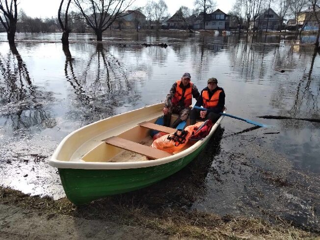 В одном из районов Ивановской области жителей перевозят на лодках