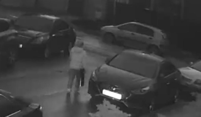 Соцсети: девушка разбила несколько машин во дворе в Иванове