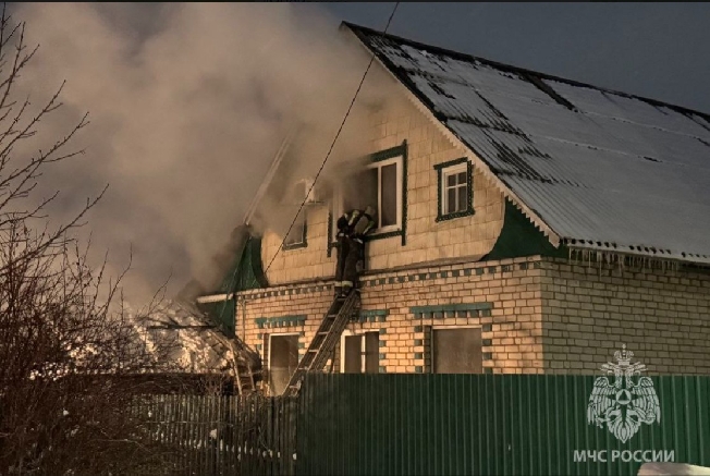 Находящаяся внутри дома баня загорелась в Ивановской области