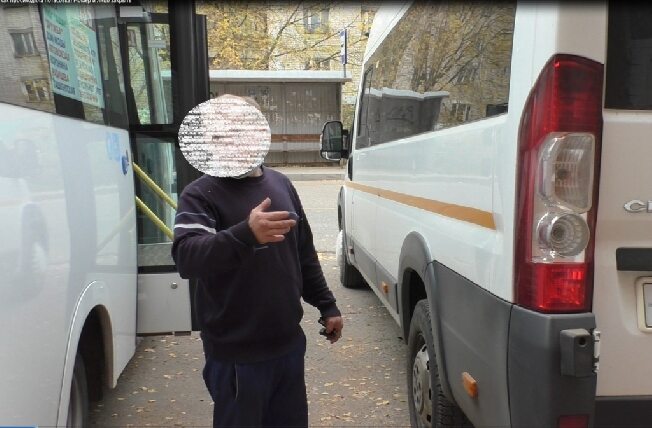 На остановке в Иванове водитель маршрутки жёстко избил коллегу
