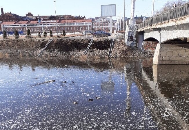 Странная белая пена появилась на поверхности Уводи в Иванове