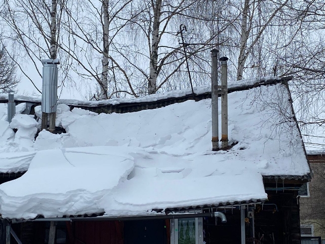 Снег проломил крышу многоквартирного дома в Иванове 