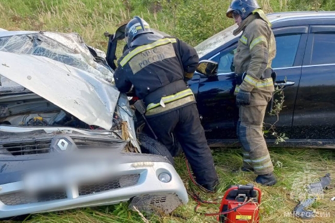 В жёстком ДТП на ивановской трассе погибшего зажало в смятом автомобиле