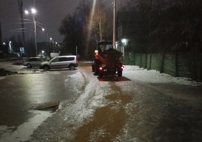 Ночную борьбу с гололёдом развернули ивановские дорожники