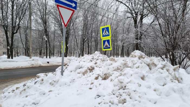 Пешеходы в Иванове рискуют попасть под машину из-за снежных навалов