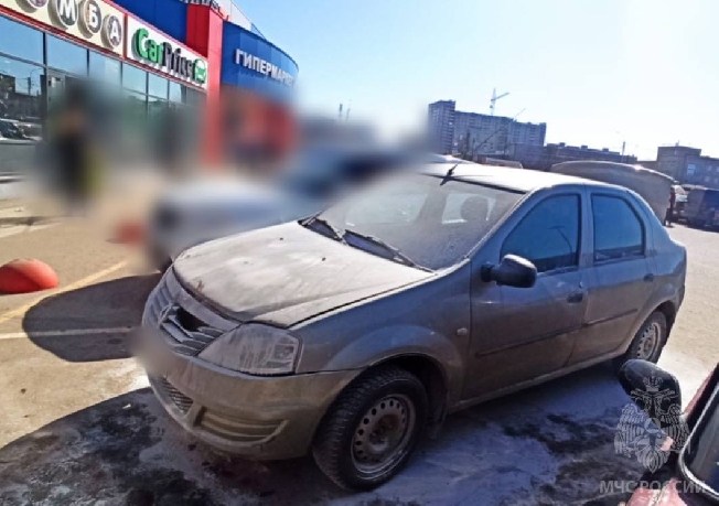В Иванове посетители магазина тушили горящий автомобиль