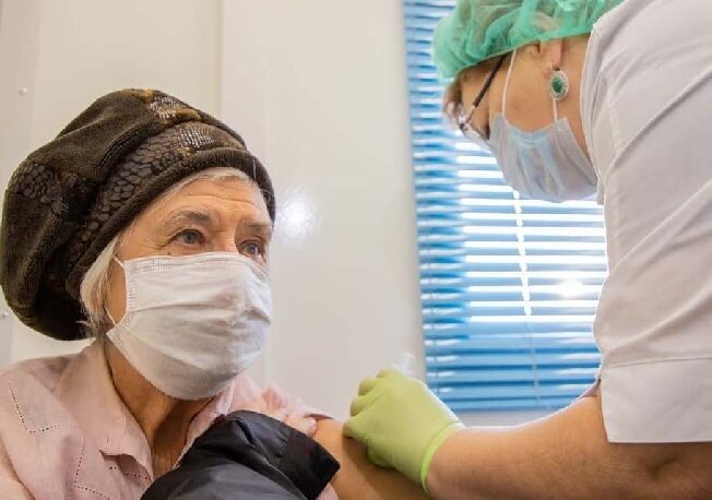 Пенсионеров старше 60 лет в Ивановской области будут вакцинировать от коронавируса по воскресеньям
