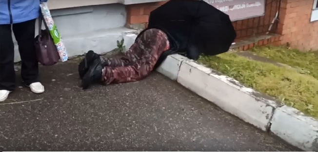 Соцсети: в Иванове у ГКБ № 3 почти час лежал под дождём мужчина с переломом позвоночника