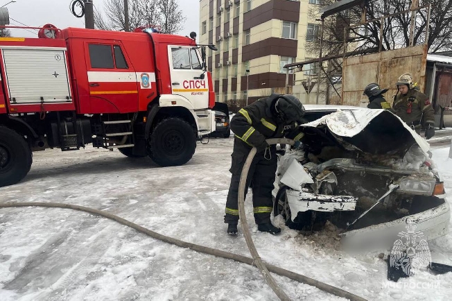 В Иванове водитель и пассажир убежали с места ДТП после пожара в автомобиле 