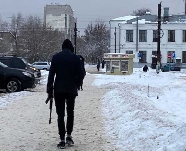Вооружённый мужчина вызвал панику на Рабочем посёлке в Иванове
