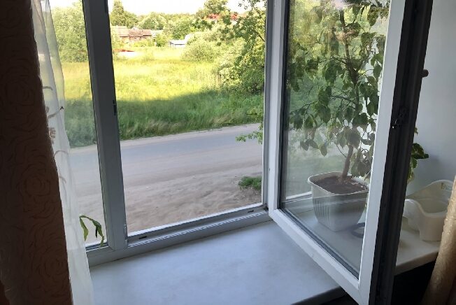 В Ивановской области из окна дома выпал мальчик, кормивший птиц
