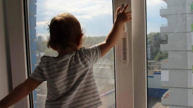 Годовалый ребёнок выпал из окна 3-го этажа в Ивановской области