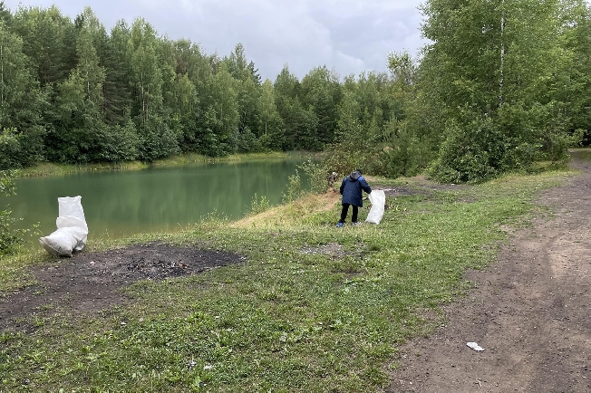 В Ивановской области берега Голубого озера завалили мусором и бутылками