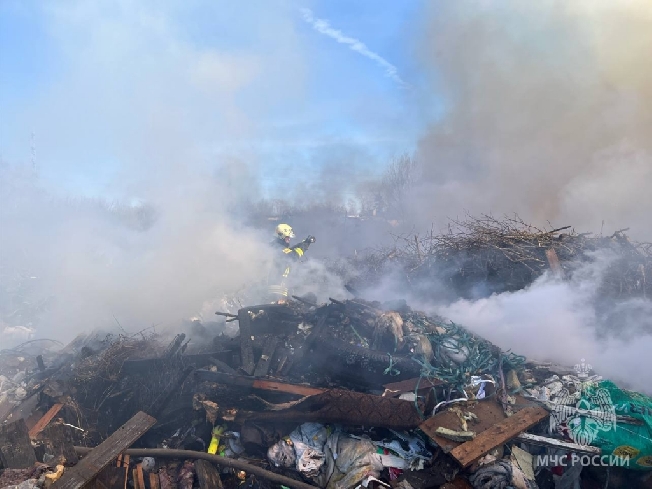 Пожар на свалке сзади ТЦ «Евролэнд» в Иванове расследует прокуратура