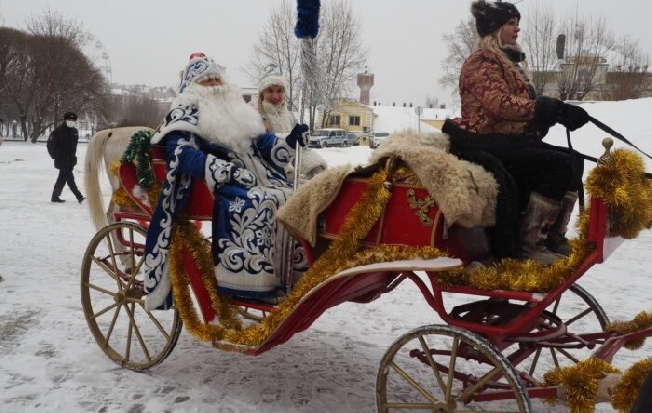 Дед Мороз со свитой едет в Иваново