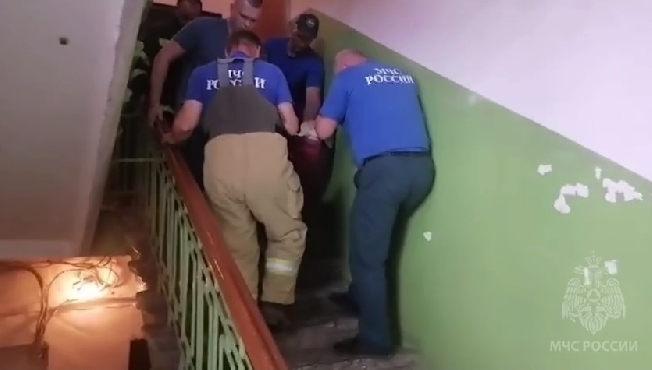 В Иванове спасатели на руках несли пациента из дома до «скорой»