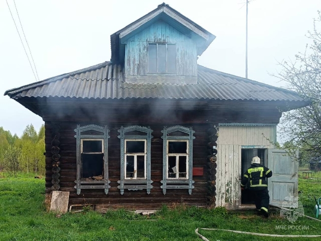 Труп женщины вынесли из сгоревшего дома в Пестяковском районе