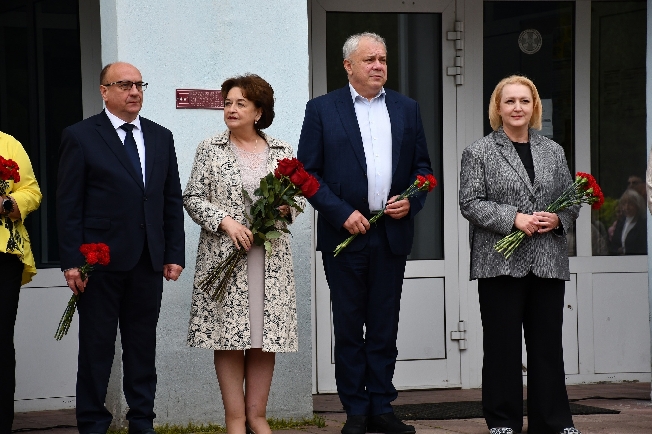 В Иванове открыли мемориальную доску Народному учителю России Виктору Самсоняну