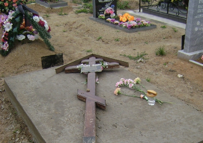 Могилы на кладбище в Иванове завалили ветками и мусором