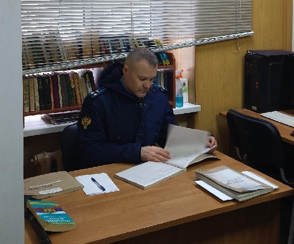 Жители Приволжска пожаловались прокурору Жугину на проблемы в сфере медицины и ремонта дорог