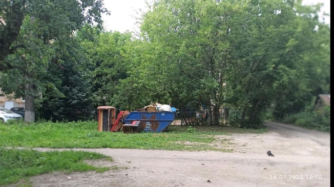 В Иванове мусорный контейнер установили на газоне прямо у детской площадки